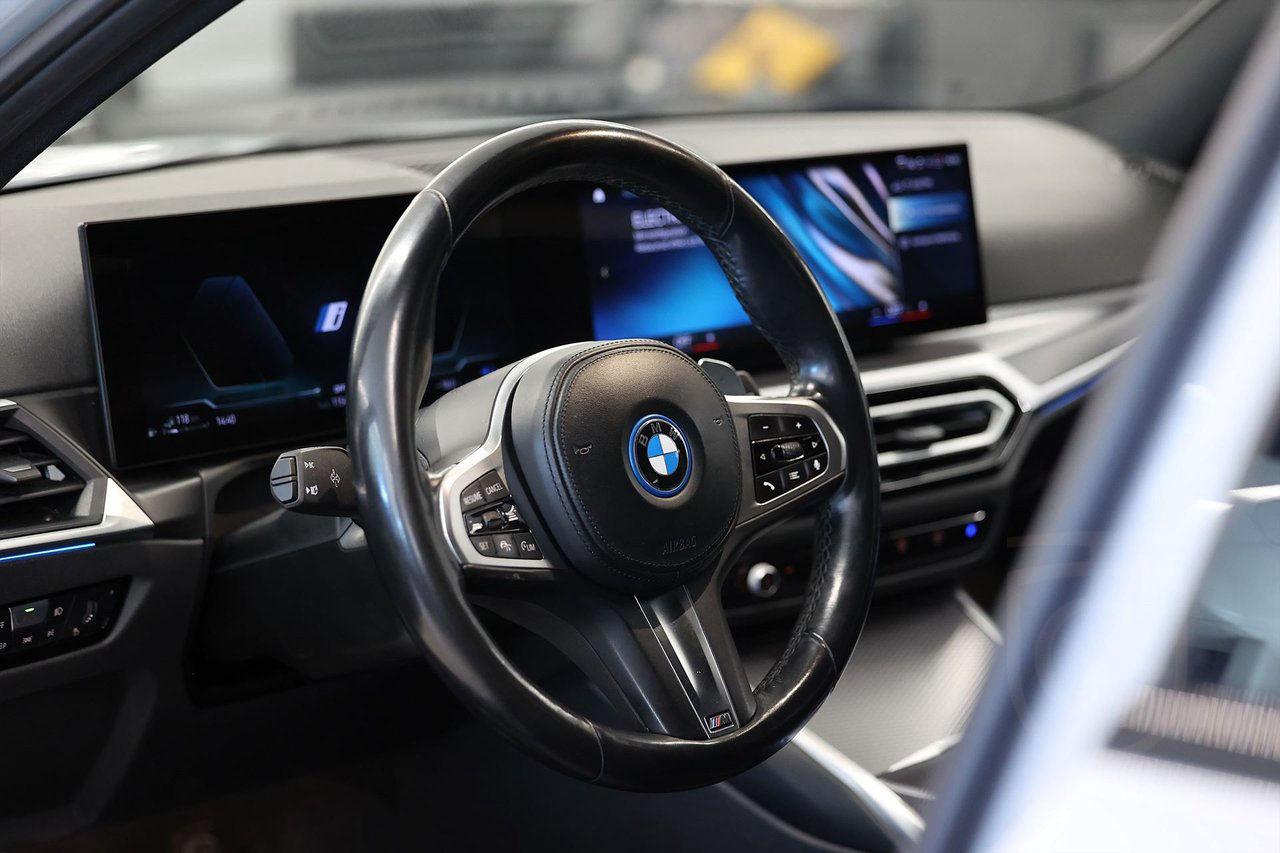 BMW 330e xDrive Touring M Sport Individual Shadow Line