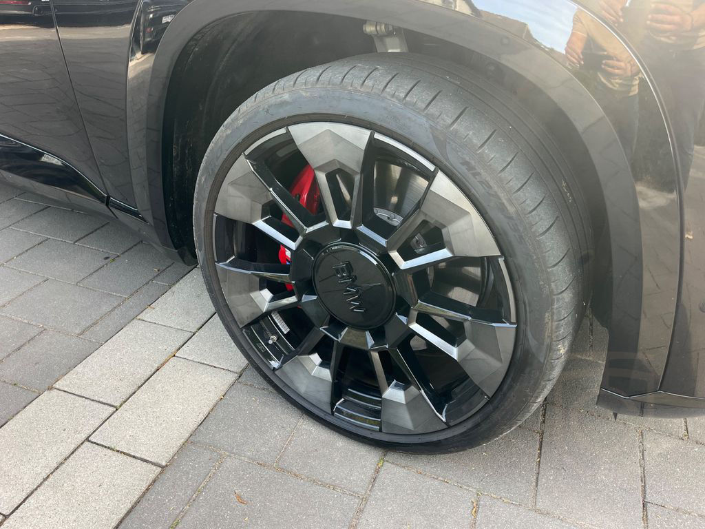 BMW XM Baureihe XM 50 e 23 Zoll Shadowl Sportabgas