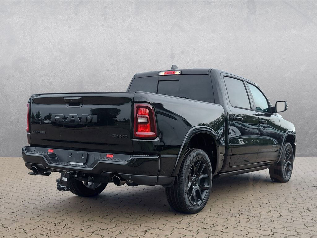 Dodge 1500 Crew Cab Laramie Night MY25 Luftfed Auspuff