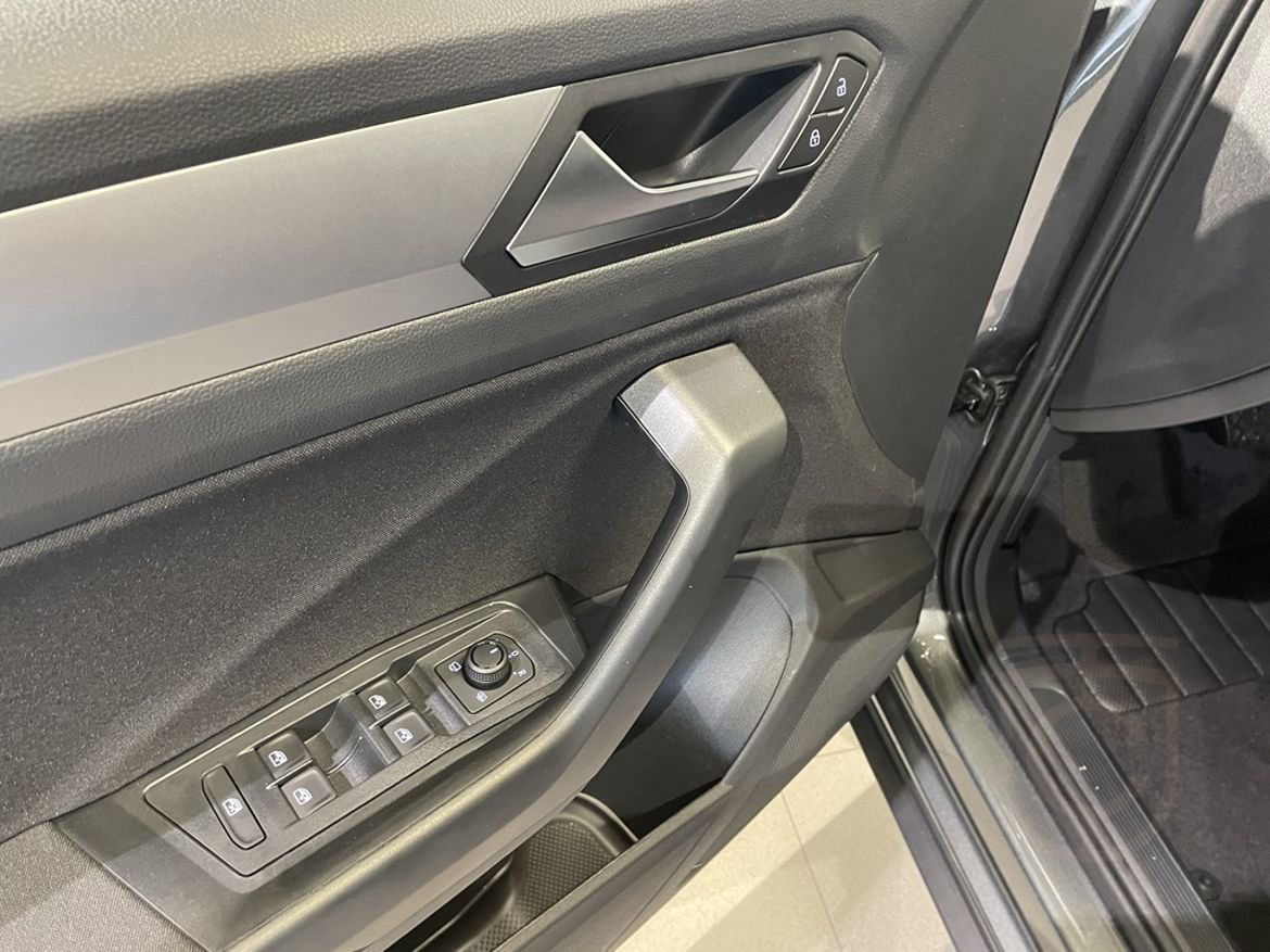 Volkswagen T-Roc LIFE EDITION TSI 150 DSG, 2-zon Klimat