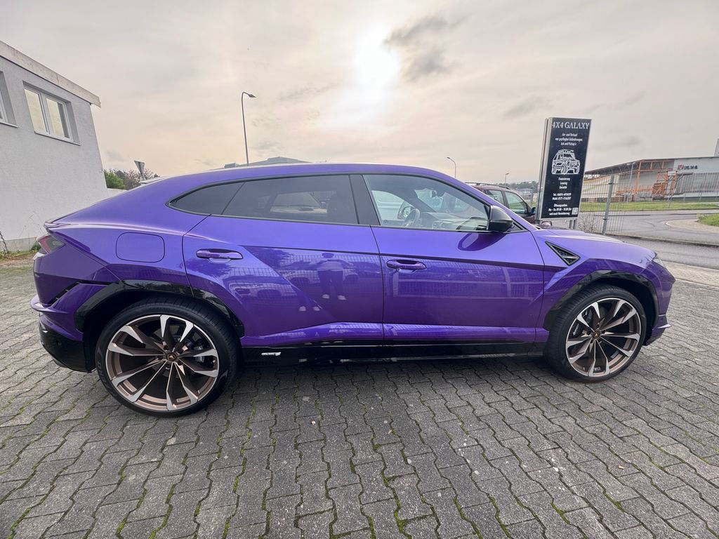 Lamborghini Urus S"Viola Mithras-Nero Ade / Akrapovic