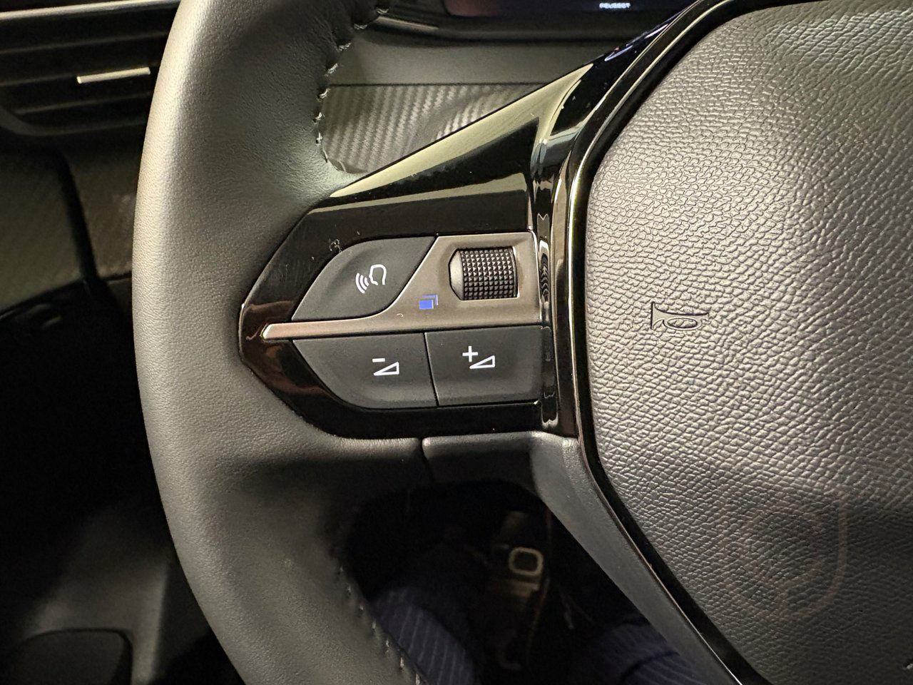 Peugeot 208 ALLURE 1.2 PT100 360kamera