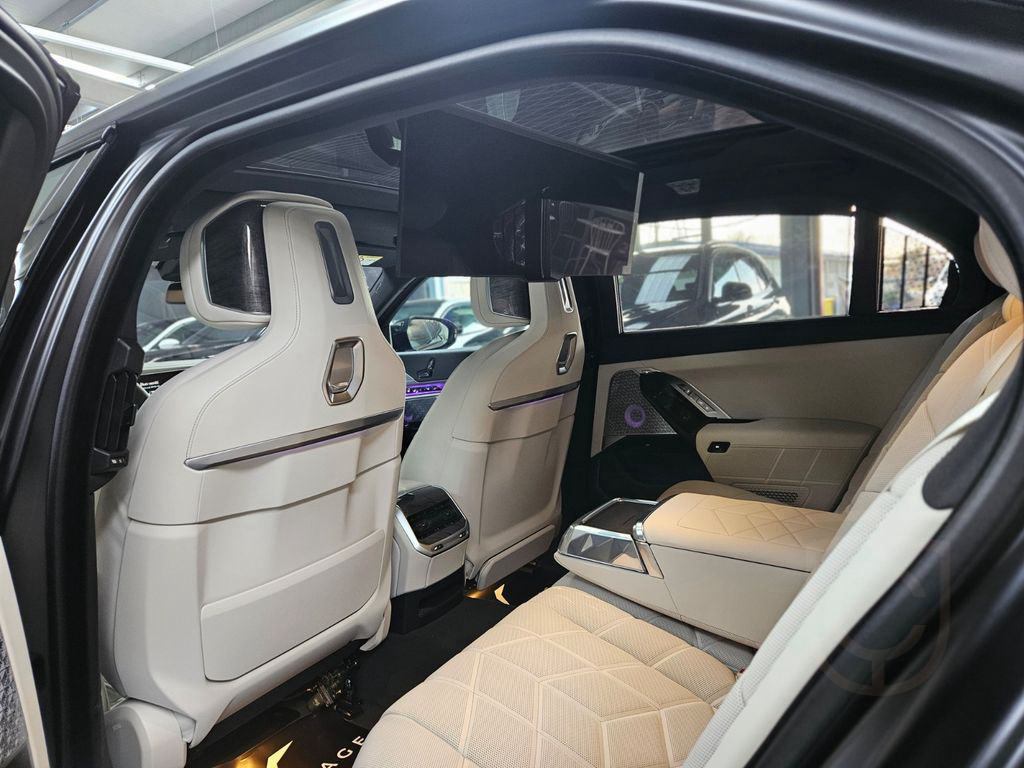 BMW M760e xDrive/Sky L./Crystal Lights/B&W Diamond