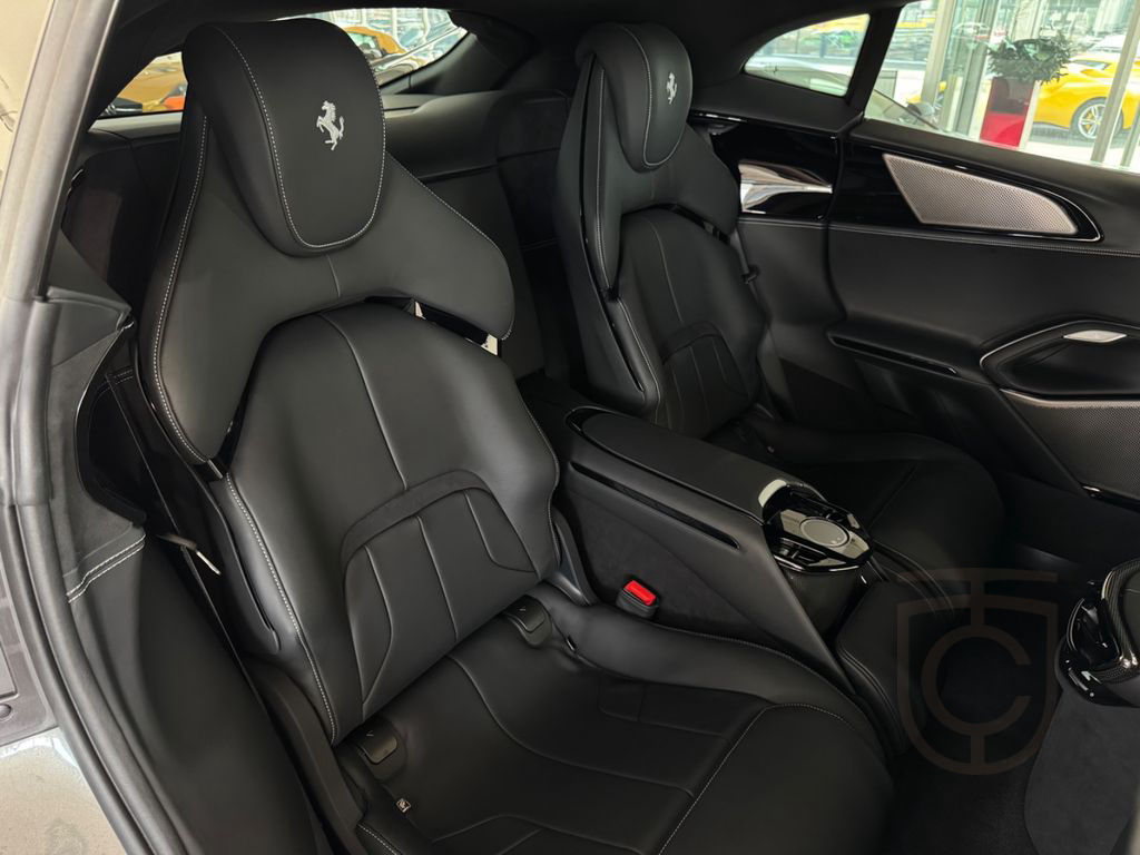 Ferrari Purosangue V12 CARBON/LIFT/PANORAMA