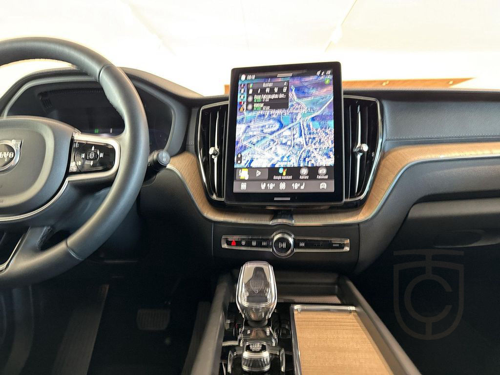 Volvo XC60 T8 AWD Ultra Dark FACELIFT 21" 360° 4C AKUS