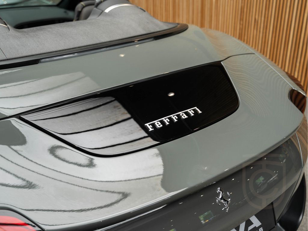 Ferrari Roma Spider Historic Colour Carbon 3.9 V8 Alcant
