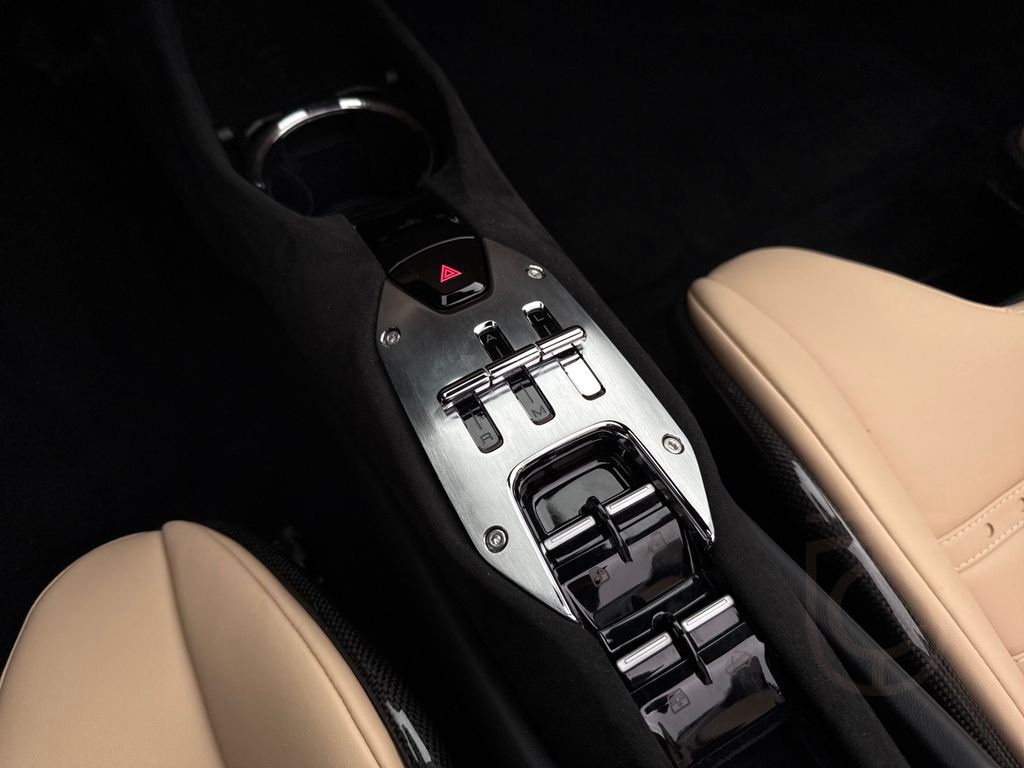 Ferrari 296 GTS 40.000€ an Optionals