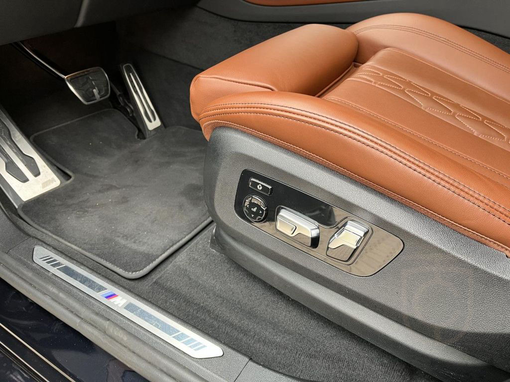BMW X7 xDrive40i M-Sport AHK Iconic Glow 360°
