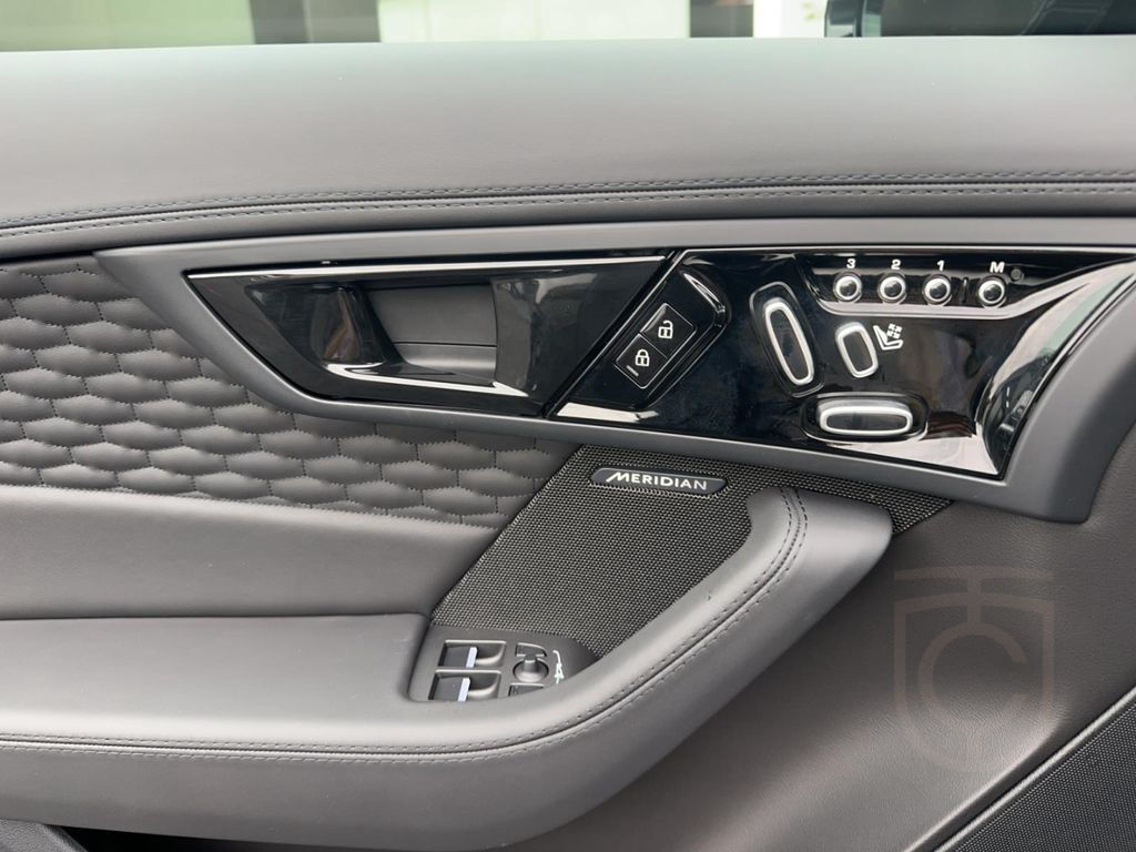 Jaguar F-Type P450 AWD R-Dynamic Black Panorama Navi Le