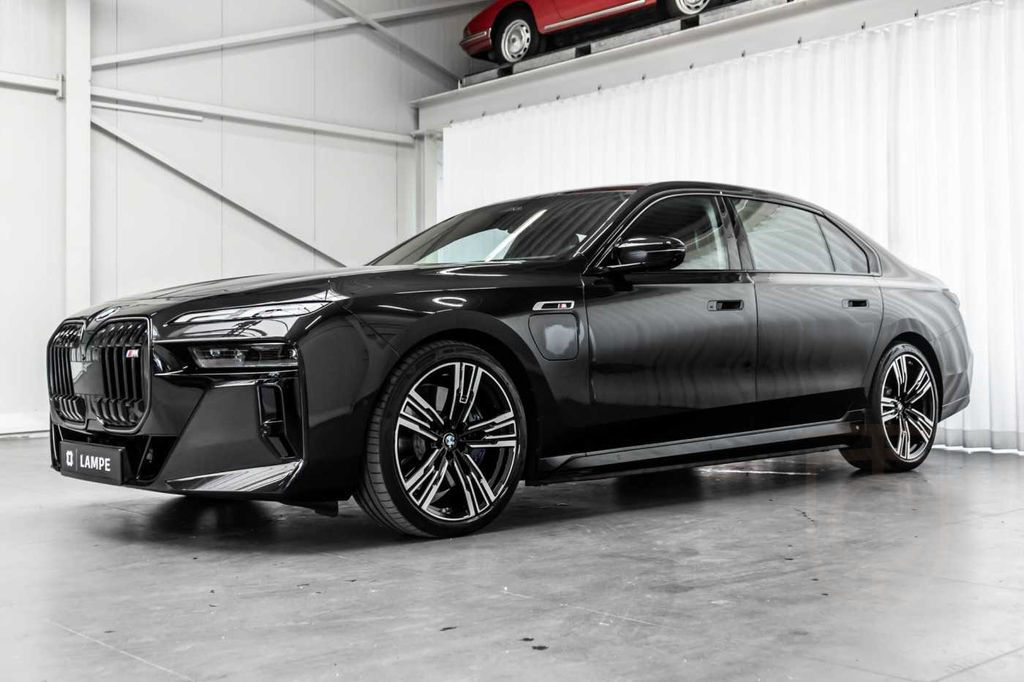 BMW M760 e xDrive M Sport Rear Seat Entertainment Ma