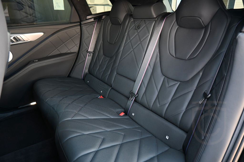 BMW XM*B&W*MASS*LUFT*23"AHK*ACC*NAV*MIETKAUF