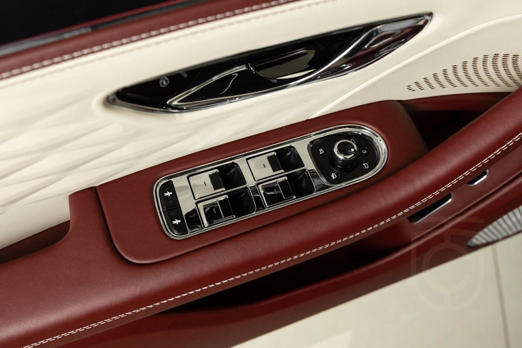 Bentley Flying Spur Azure V8 - Naim, Burgundy red