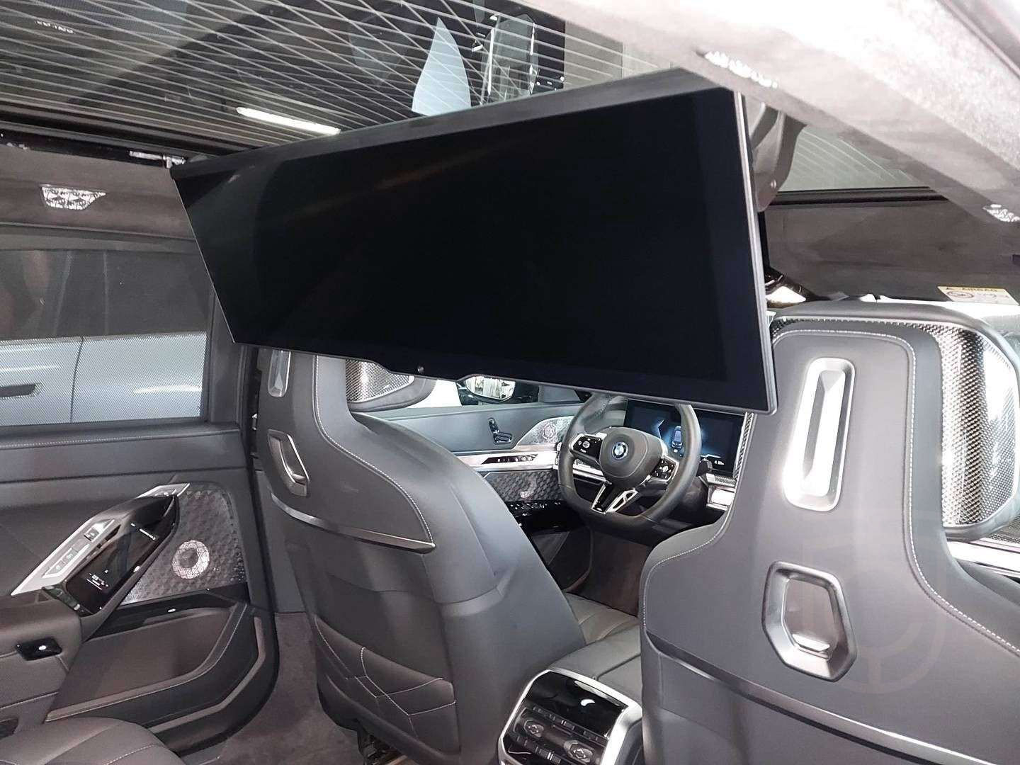 BMW i7