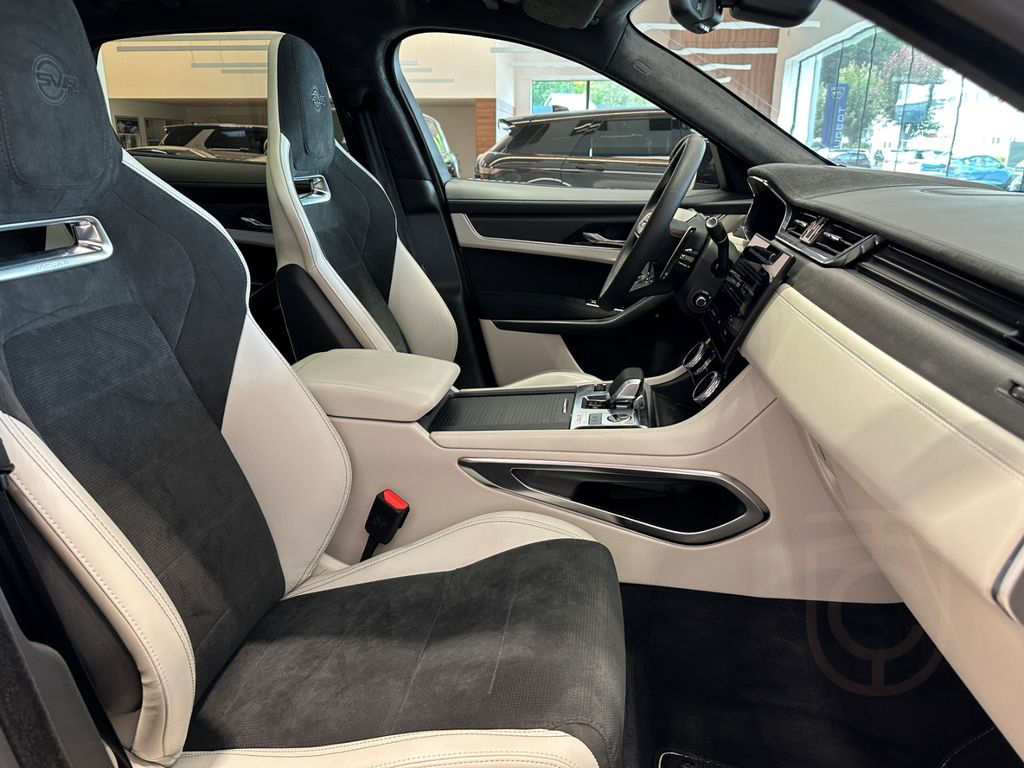 Jaguar F-Pace P550 SVR AHK 22''LM PANODACH HEAD-UP ACC
