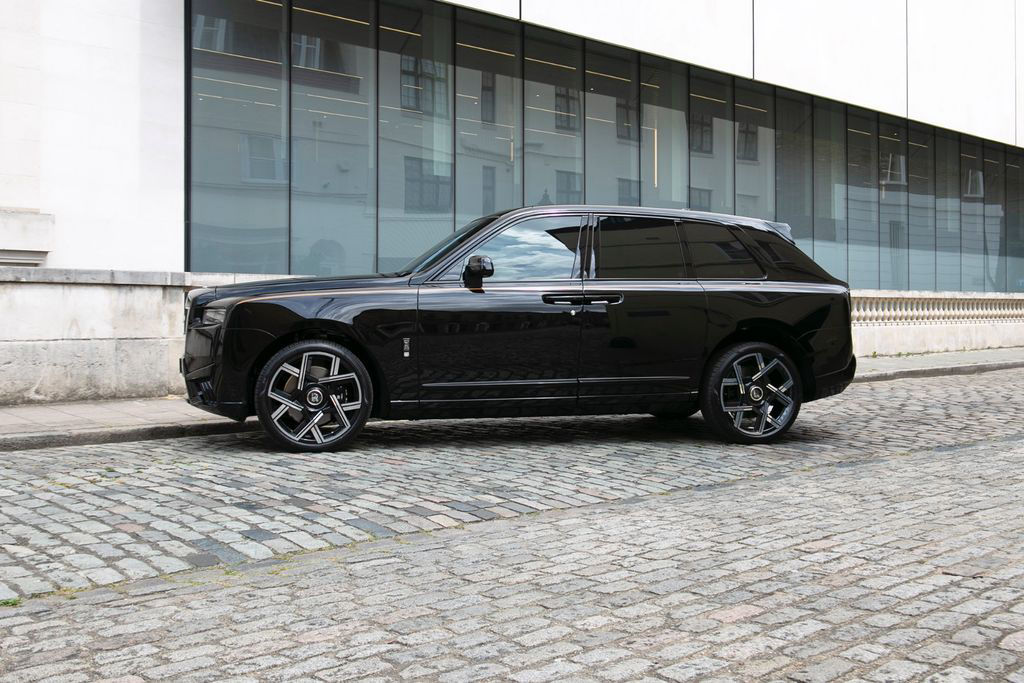 Rolls-Royce Cullinan - BLACK BADGE TRIM - STARLIGHT