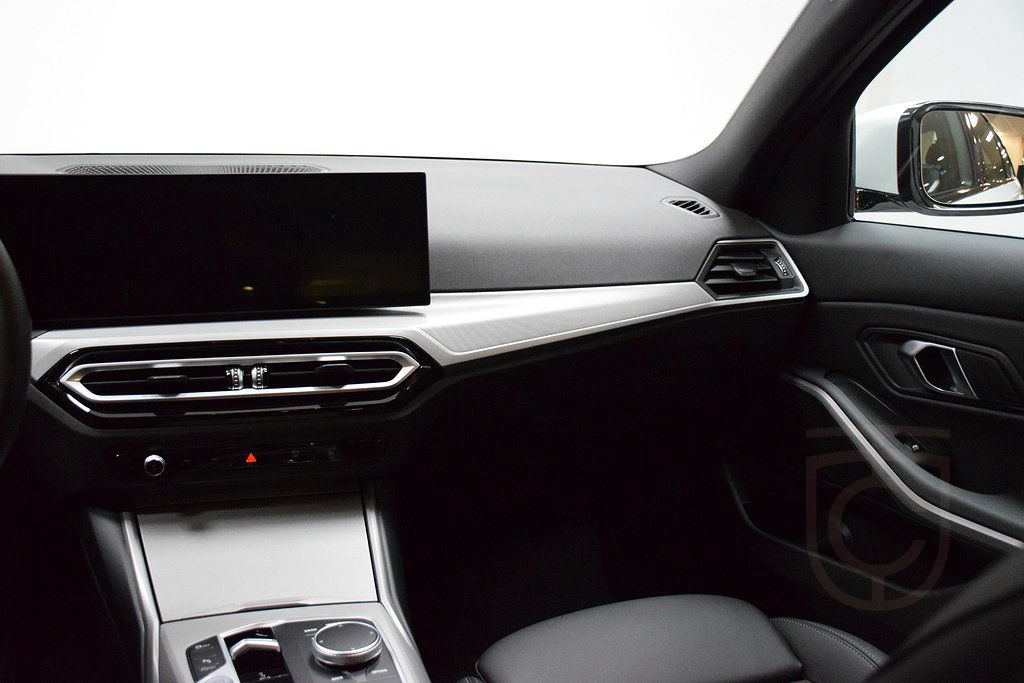 BMW 320i Sedan