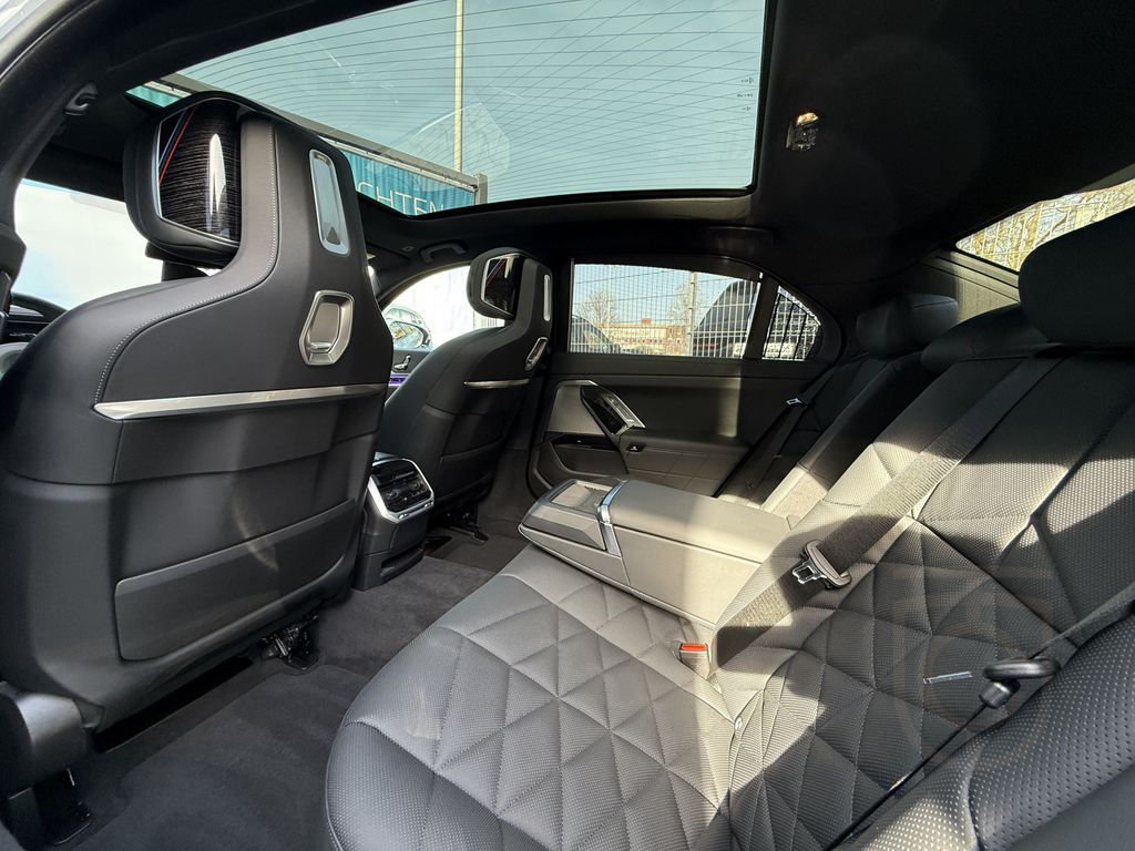 BMW 740d xDrive M Sport AHK StHzg P.SKY Autobahnas.
