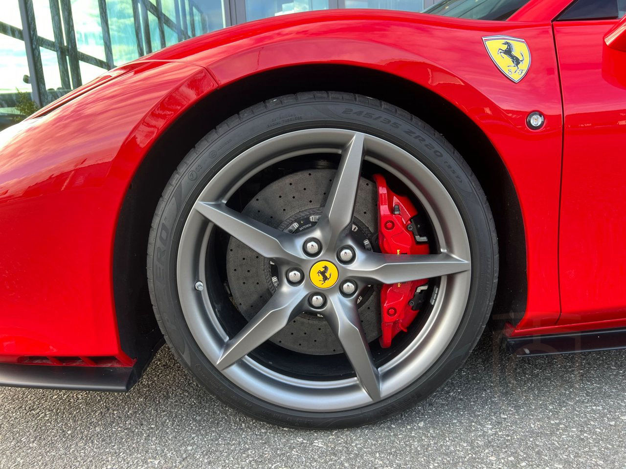 Ferrari F8 Spider, lift, skalstolar, HiFi, Daytona design