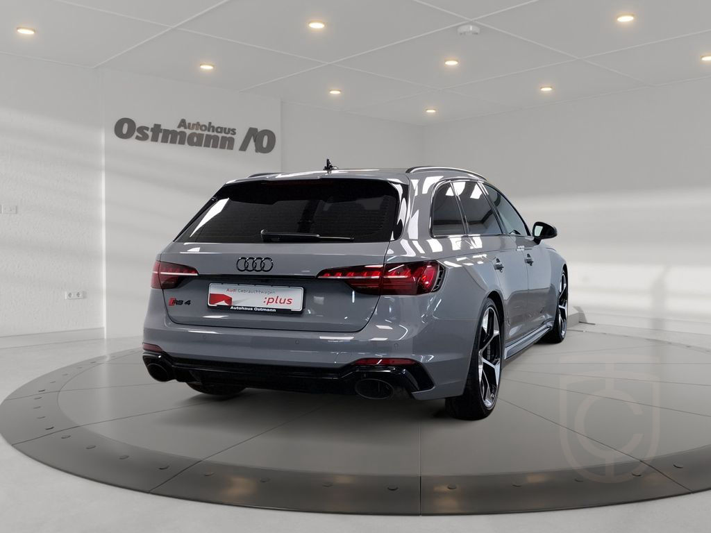 Audi RS 4 Avant quattro Competition/Design-Paket rot