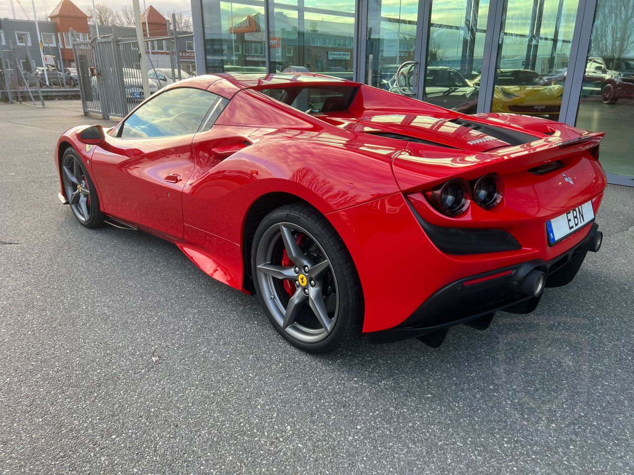 Ferrari F8 Spider, lift, skalstolar, HiFi, Daytona design