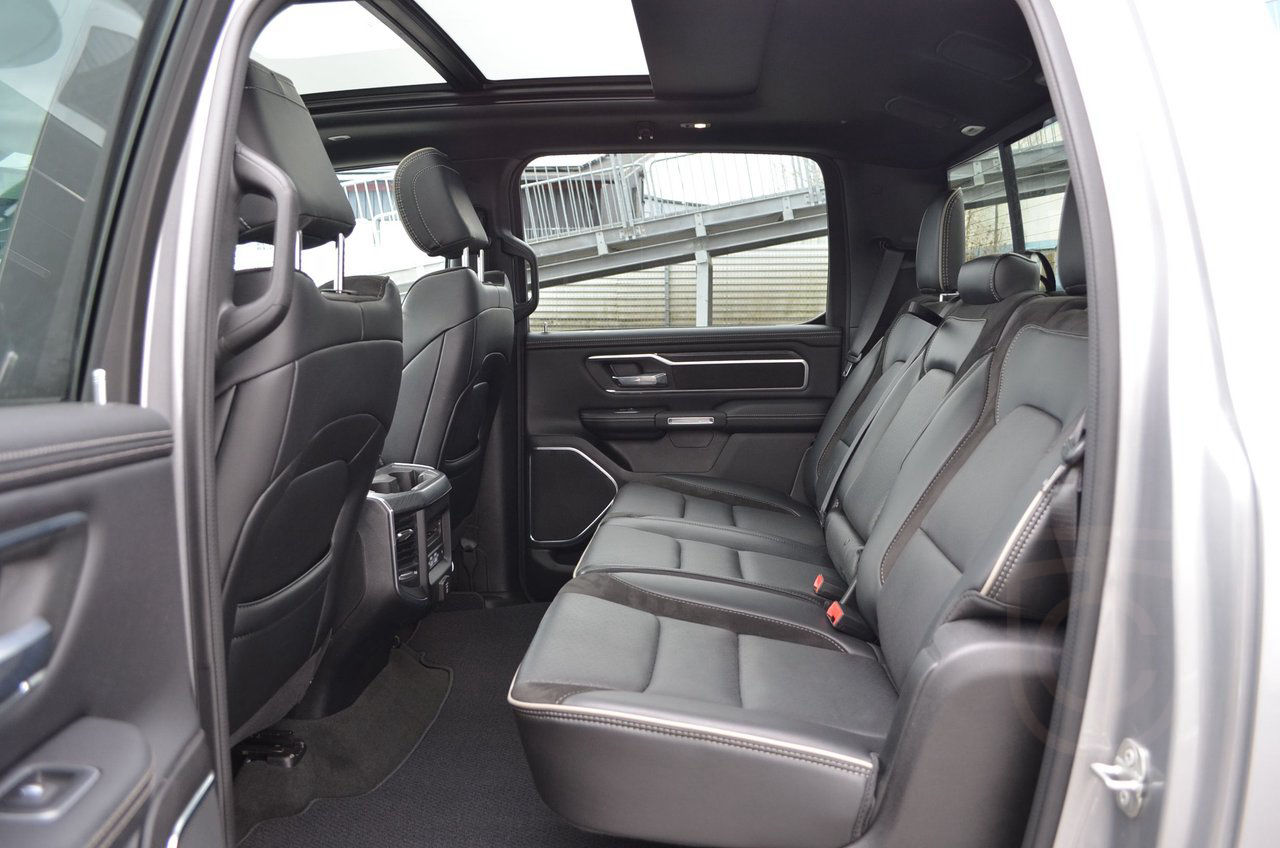 Dodge RAM 5.7 V8 HEMI AWD Laramie Black