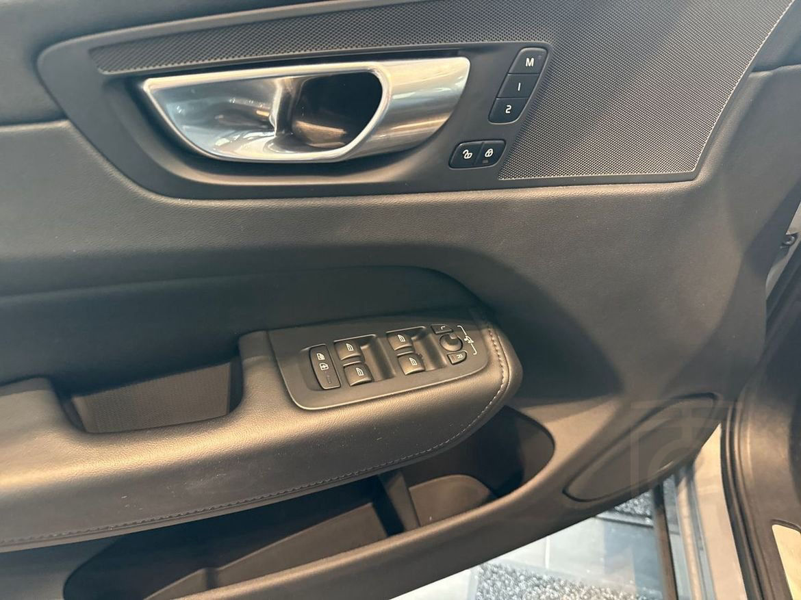 Volvo XC60 Recharge T6 Plus Dark Edition.