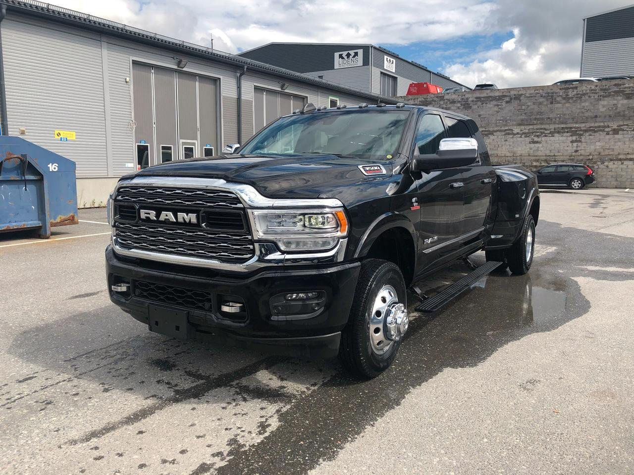 Dodge Ram 3500 Limited Mega Cab Dually 6.6L Cummins Luftfjäd