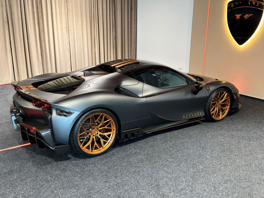 Ferrari SF90 SPIDER LIFT/CARBON/TAILORMADE/KEYVANY!