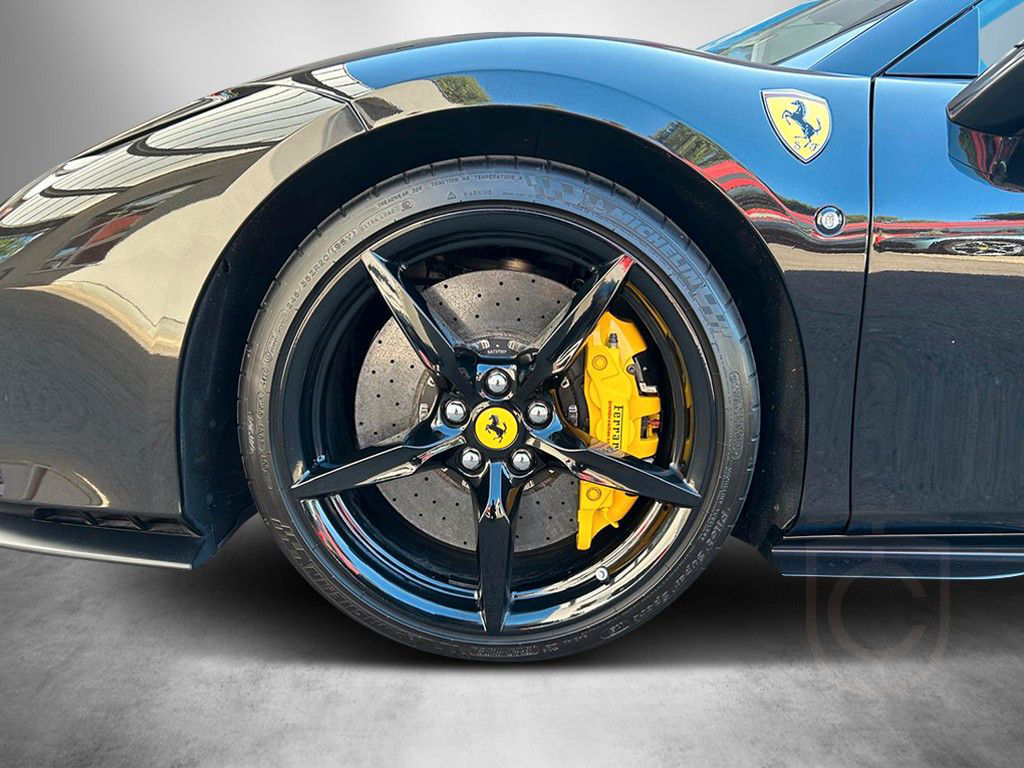 Ferrari F8 Spider / Lift / LED / Carbon