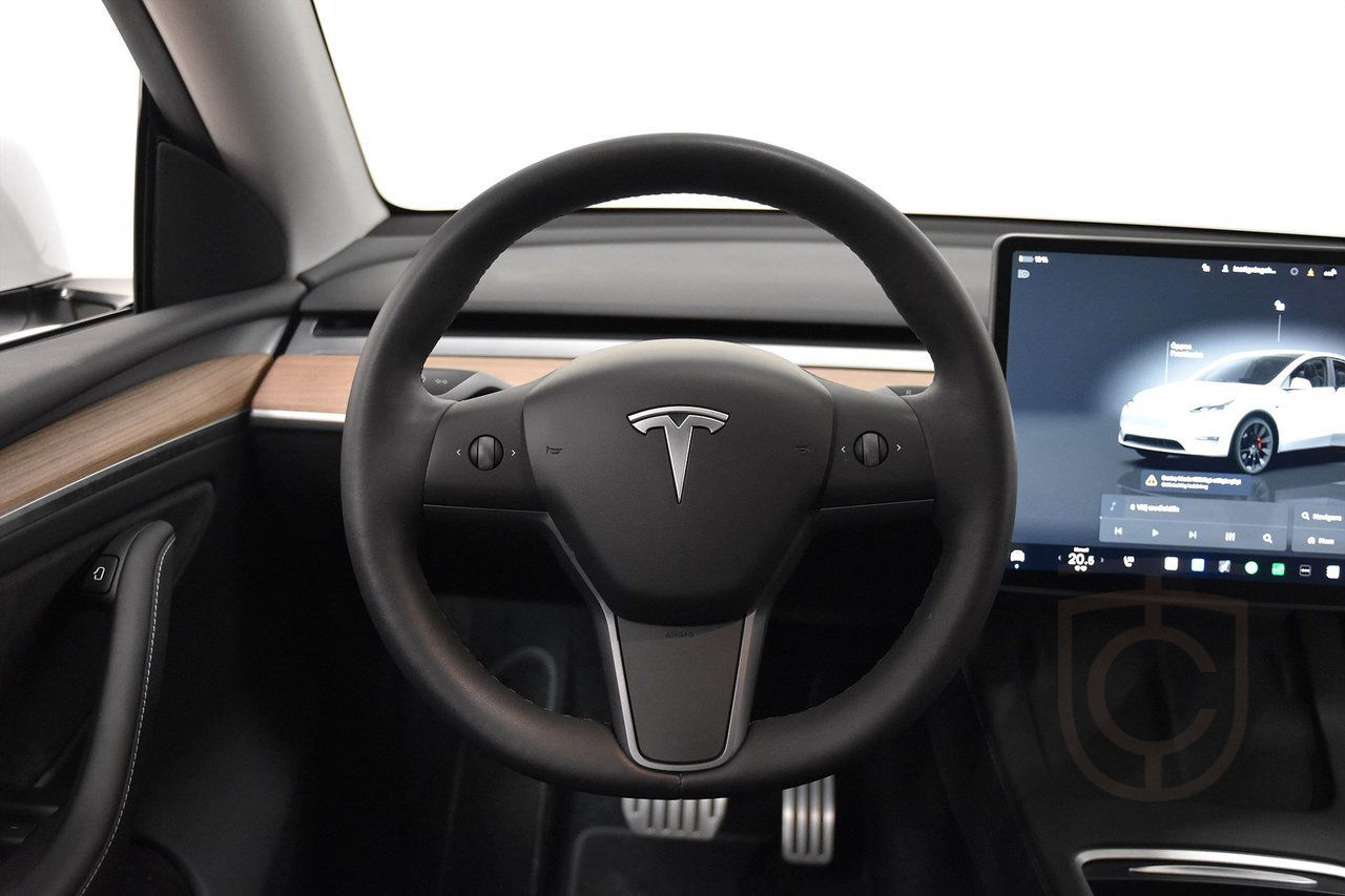 Tesla Model Y Performance AWD Pano