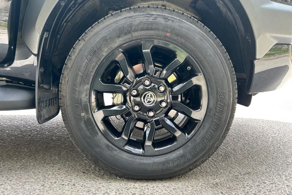 Toyota Hilux D-CAB 2,8 MHEV INVINCIBLE KOMF X-LJUS