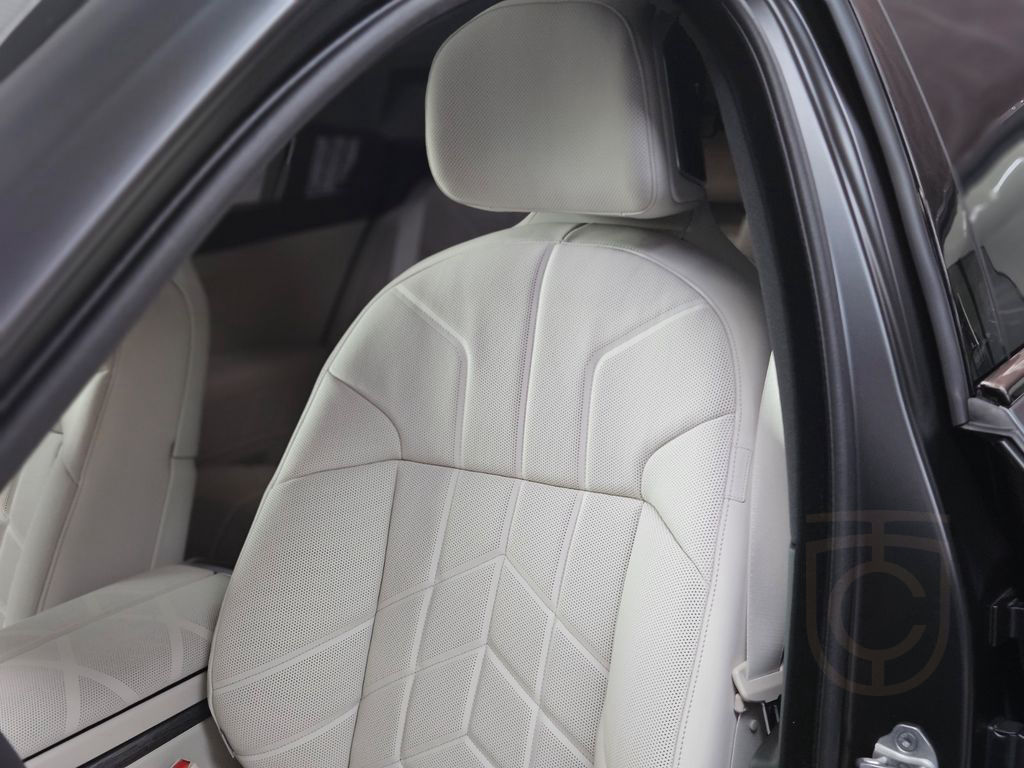 BMW M760e xDrive/Sky L./Crystal Lights/B&W Diamond