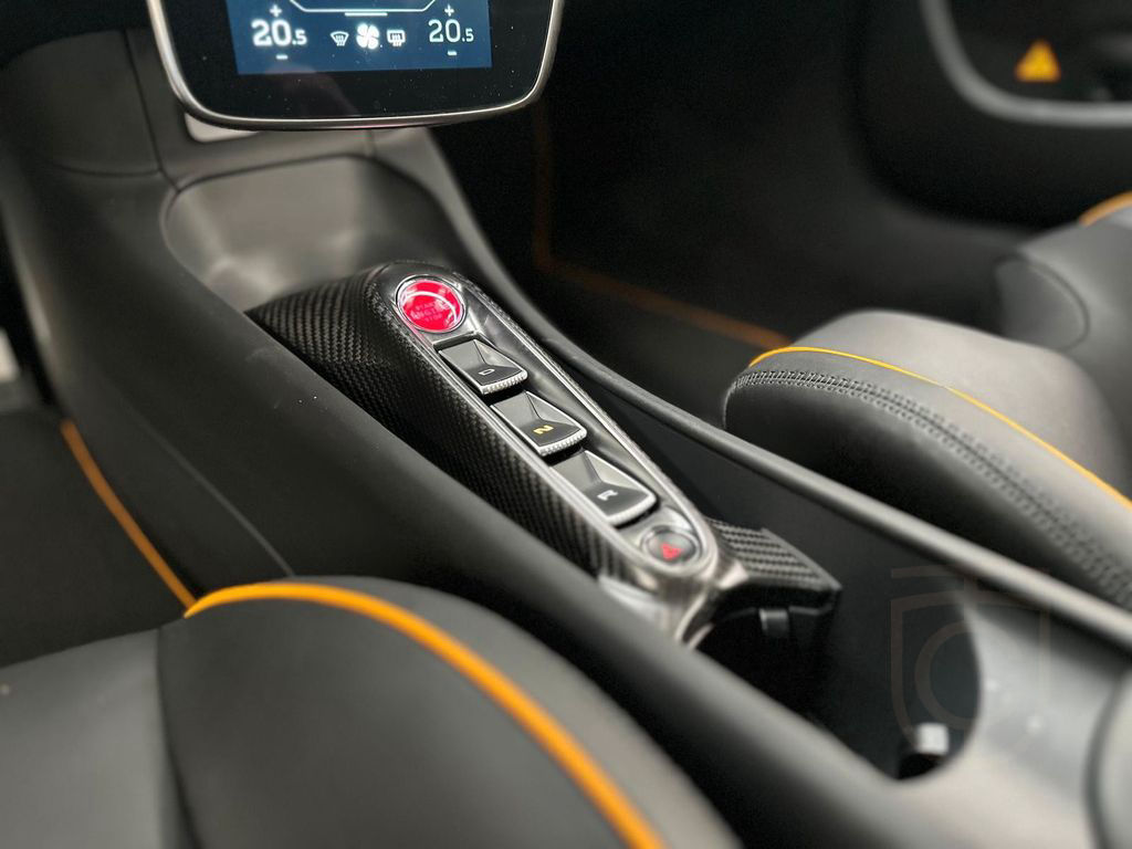 McLaren Artura / MSO Volcano Yellow / Full Carbon Fibre