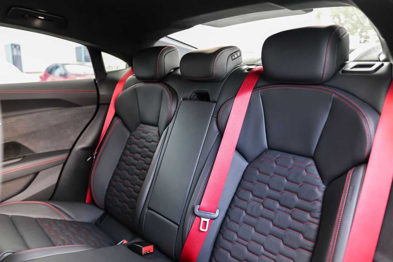 Audi RS e-tron GT/440kW/Masáž/HUD/Noční Vidění SKLADEM