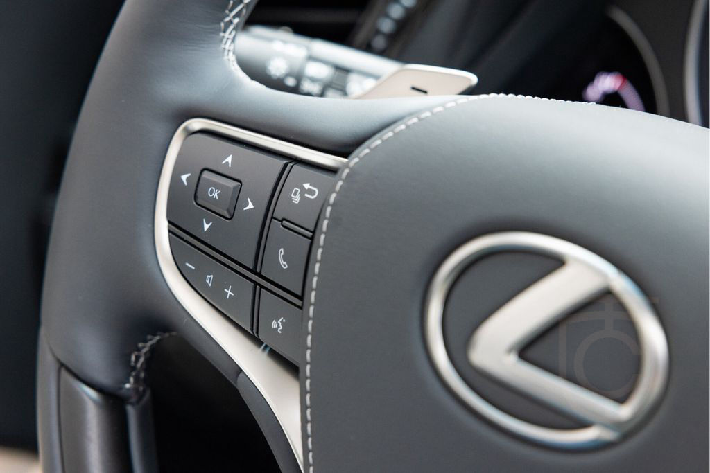 Lexus LS 500 500h AWD President Line | Ottoman seat |