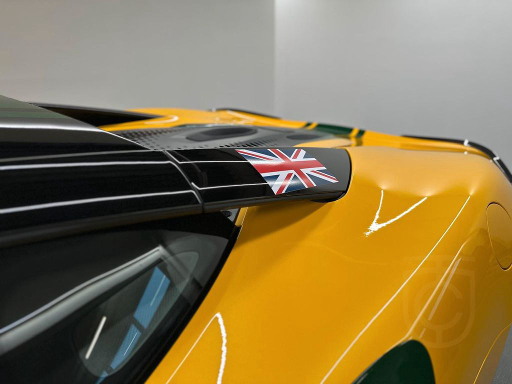 McLaren Artura / MSO Volcano Yellow / Full Carbon Fibre