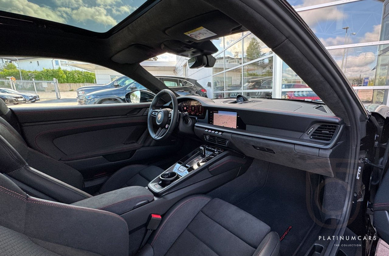 Porsche 911 992.2 Carrera 4 GTS