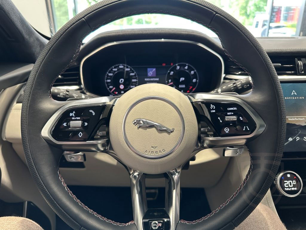 Jaguar F-Pace P550 SVR AHK 22''LM PANODACH HEAD-UP ACC