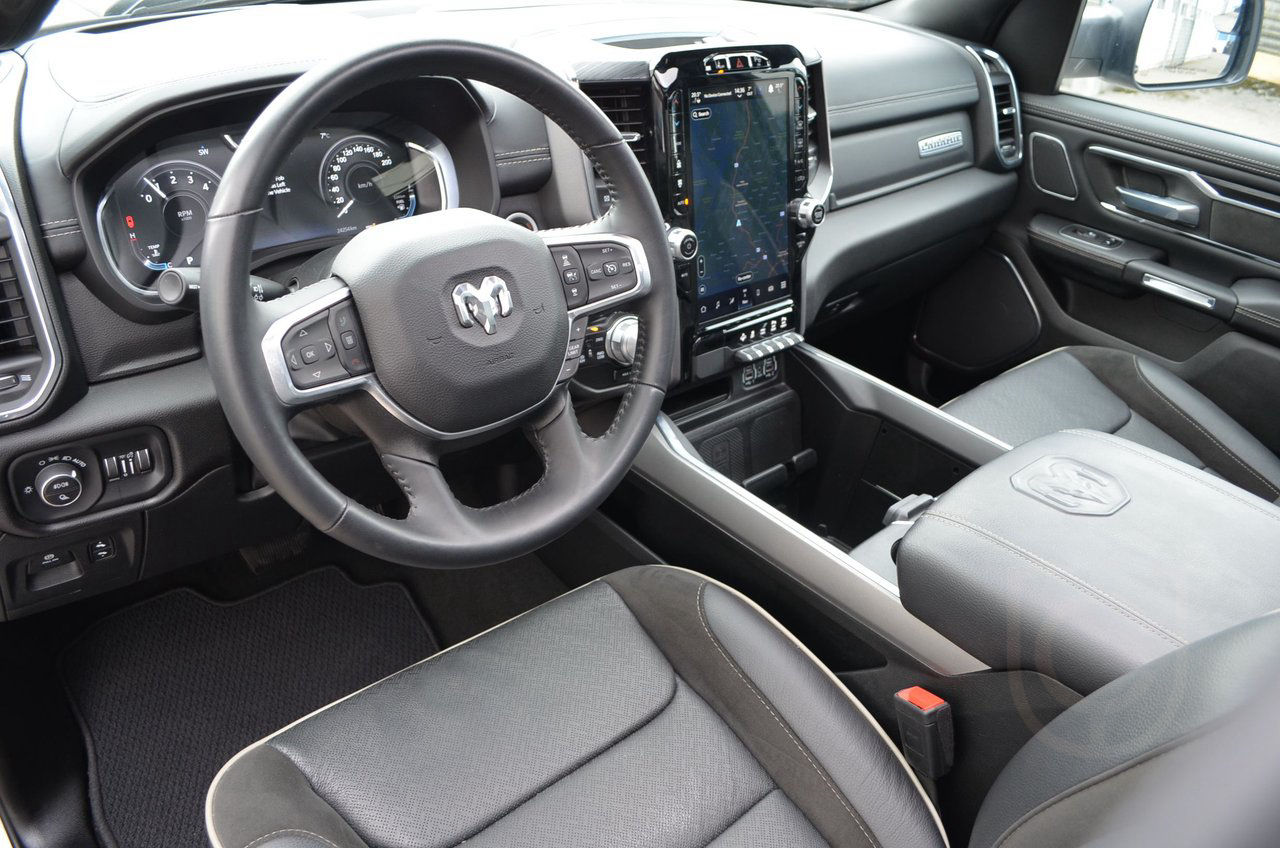 Dodge RAM 5.7 V8 HEMI AWD Laramie Black