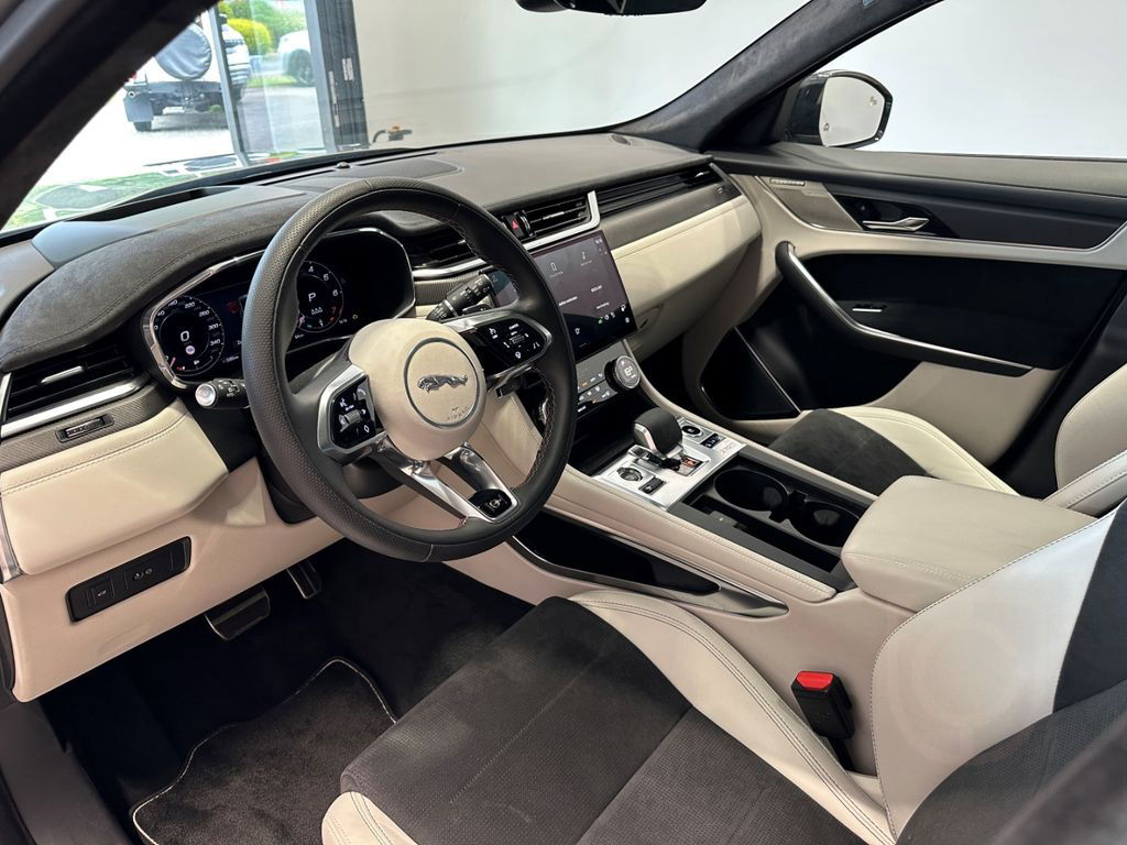 Jaguar F-Pace P550 SVR AHK 22''LM PANODACH HEAD-UP ACC