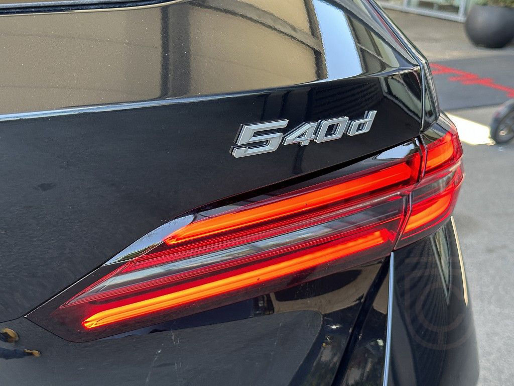 BMW 540d Touring xDrive M-Paket Aut. / AHK / Bowe...
