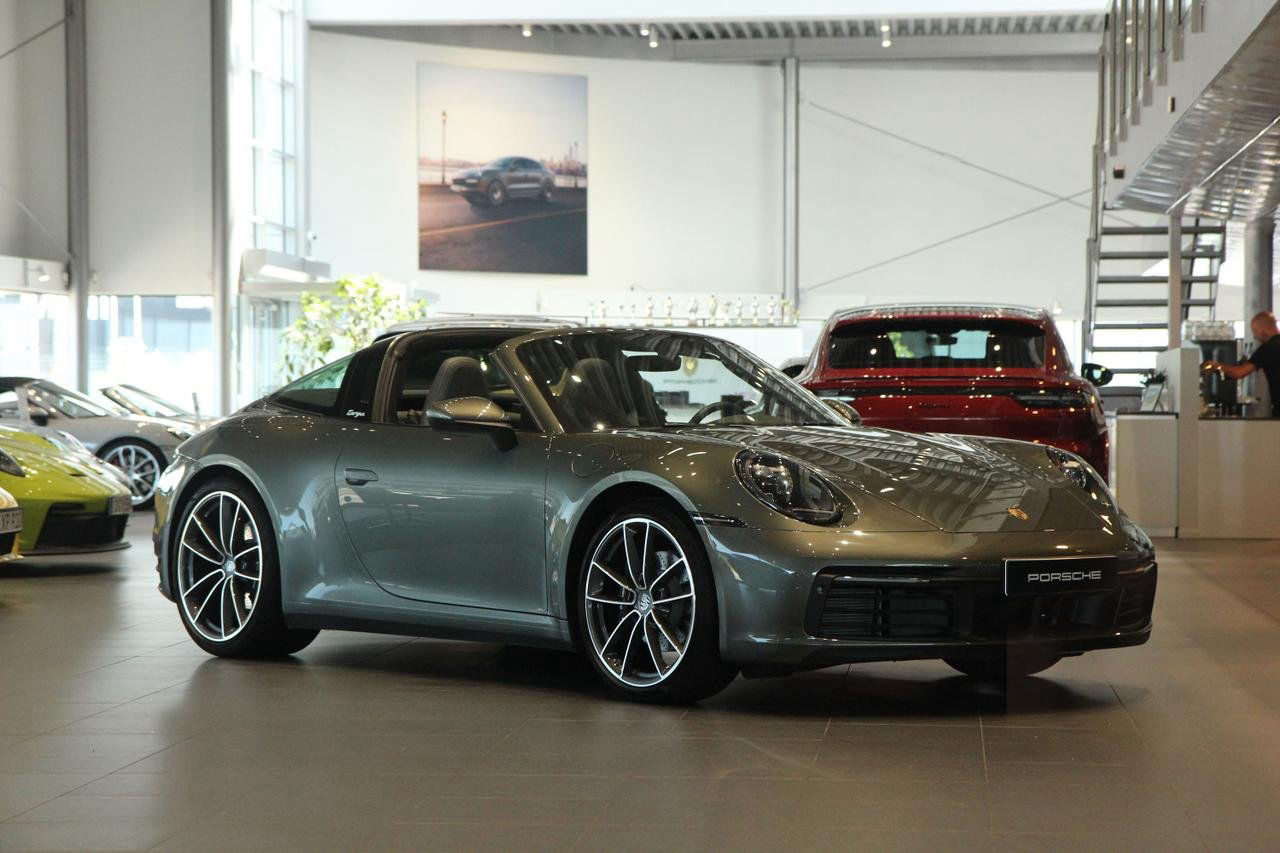 Porsche 911 Targa 4 992 - Aventurine Green metallic