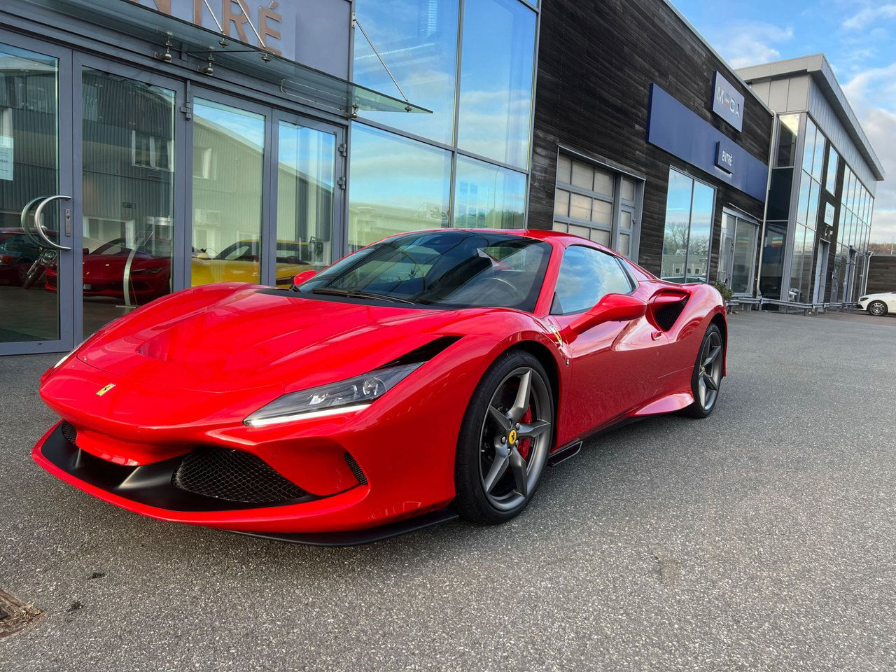 Ferrari F8 Spider, lift, skalstolar, HiFi, Daytona design