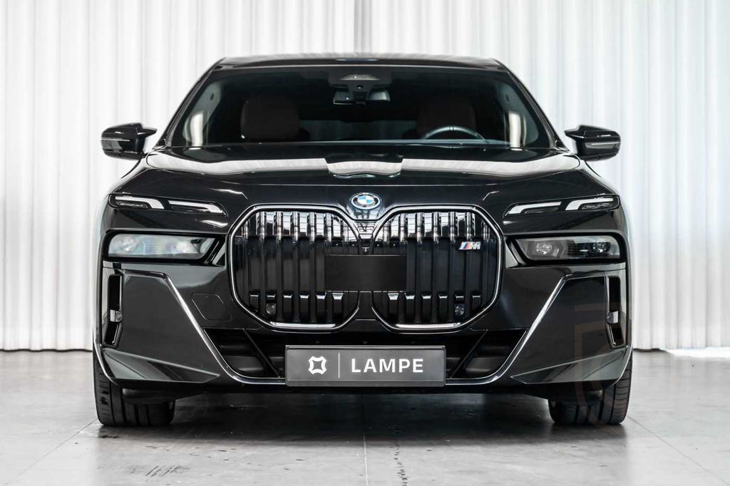 BMW M760 e xDrive M Sport Rear Seat Entertainment Ma