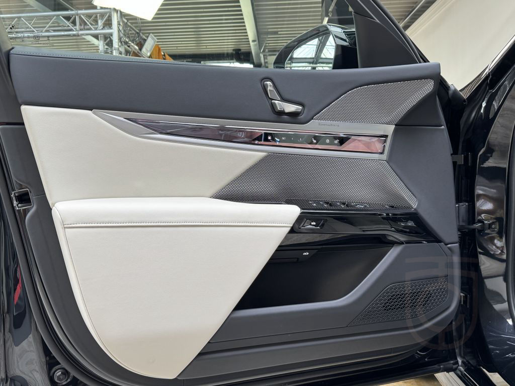 BMW M760 e xDrive Pro Executive Lounge Massage/Lüft.