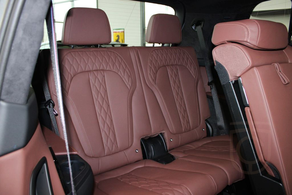 BMW X7 M60i M SPORT PAKET PRO/SKY-LOUNGE/FROZEN GREY