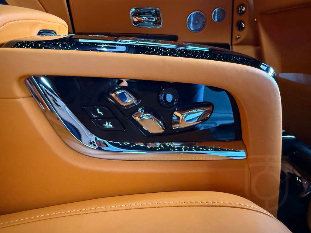 Rolls-Royce Cullinan- 4 seats- Bespoke- Starlight- Tables+TV