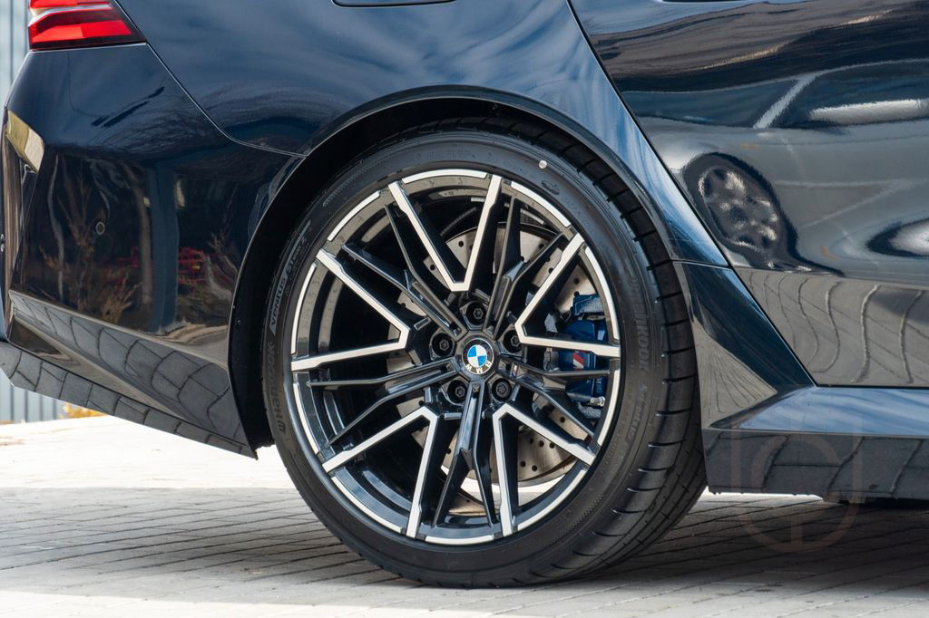 BMW M5 DR.ASS.PLUS.PANORAMA.B&W.360°.AHK.NEU MODELL