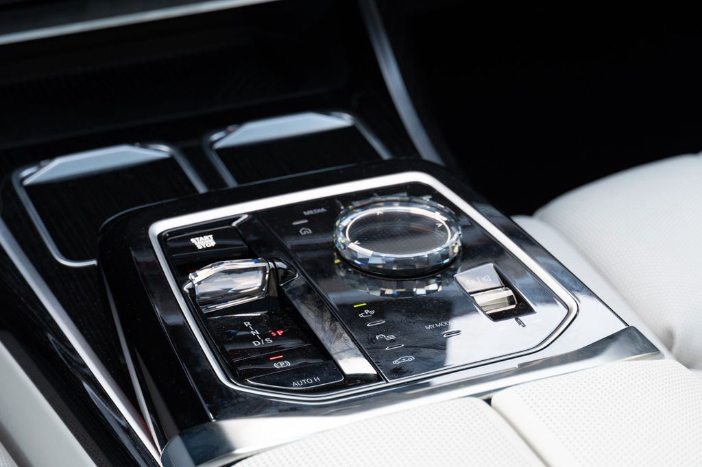 BMW 740d M SPORT.INDIVIDUAL.MASSAGE.SOFTCL.SKY.AHK