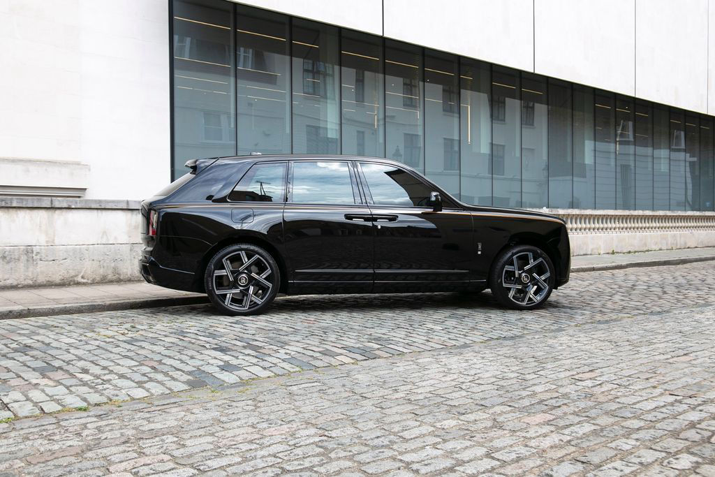 Rolls-Royce Cullinan - BLACK BADGE TRIM - STARLIGHT